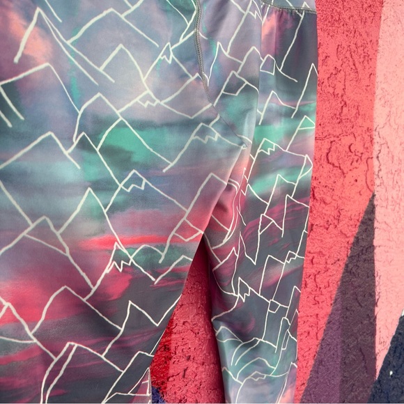 Yoga pants mountains and pastel sky size medium - Picture 4 of 4